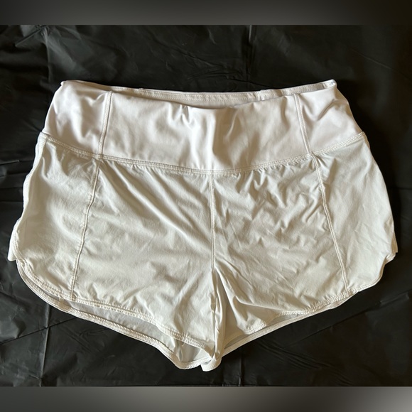 Athleta Run With It 3.5 short White - Picture 4 of 6